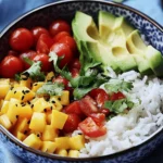 Bunte Salat-Bowl mit Reis und Avocado