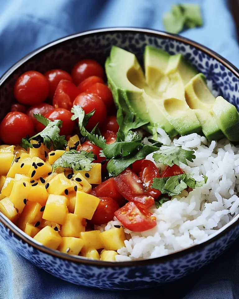 Bunte Salat-Bowl mit Reis und Avocado