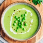 Feine Erbsensuppe mit gefrorenen Erbsen