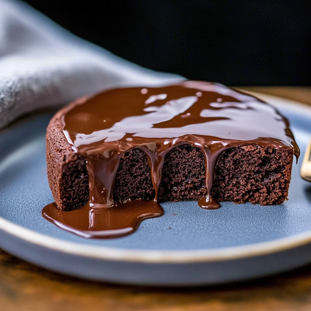 Saftiger Schokokuchen mit geschmolzener Schokolade